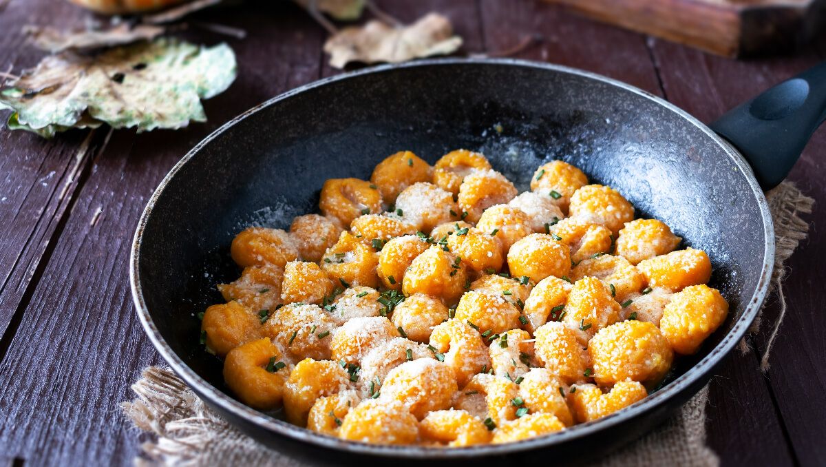 A sütőtököt belegyúrhatjuk a gnocchi tésztájába (Shutterstock)