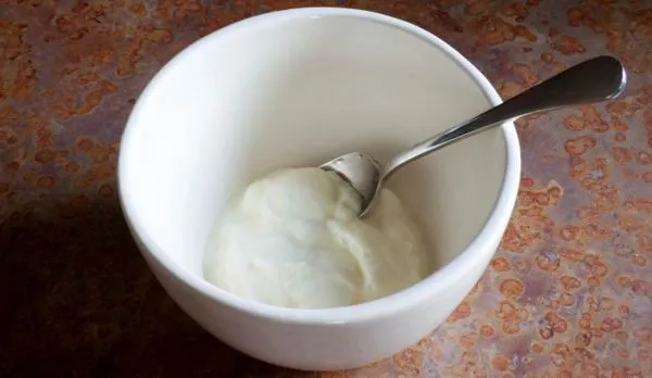 A joghurt és a tejföl is táplálja a bőrt