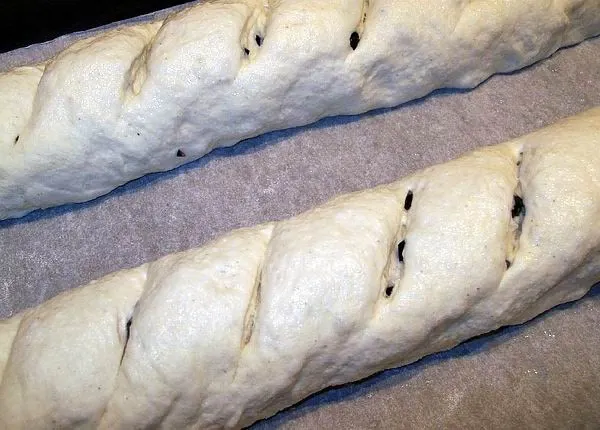 A két baguette a második kelesztést követően, sütés előtt