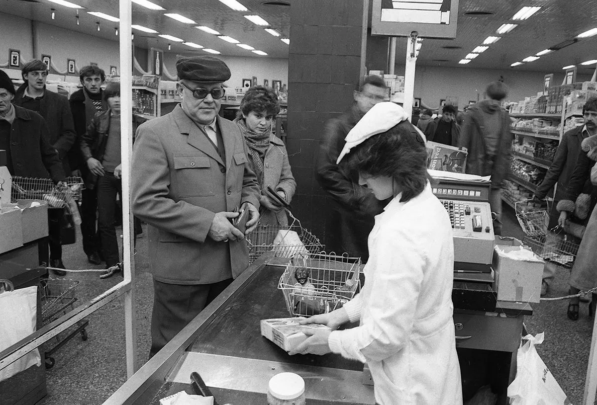 1982 - Andrássy út (Tanácsköztársaság útja) 5., 100-as ABC /Fotó: Fortepan - Főfotó