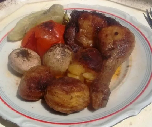 Ropogós csirkecomb velesült zöldségekkel recept