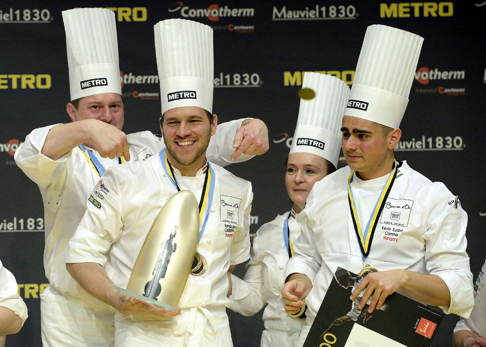 Balról jobbra: Vomberg Frigyes, Széll Tamás, Szulló Szabina és Szabó Kevin, a győztes magyar csapat tagjai a Bocuse d'Or európai döntőjének eredményhirdetésén