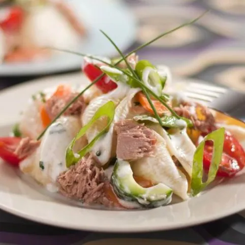 Tonhalas tésztasaláta joghurtos öntettel recept