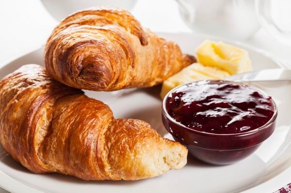 Ellenállhatatlan reggeli a friss, vajas croissant