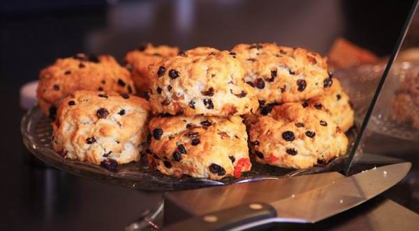 A scone tésztáját gazdagíthatjuk mazsolával, aszalt gyümölccsel is