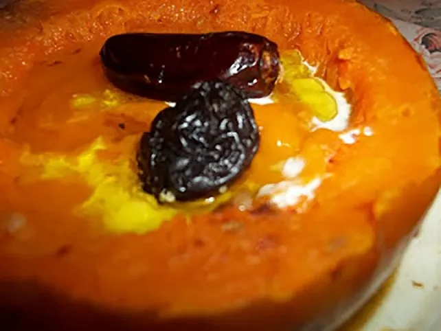 Datolyás sütőtökkrémleves sütőtökben tálalva recept