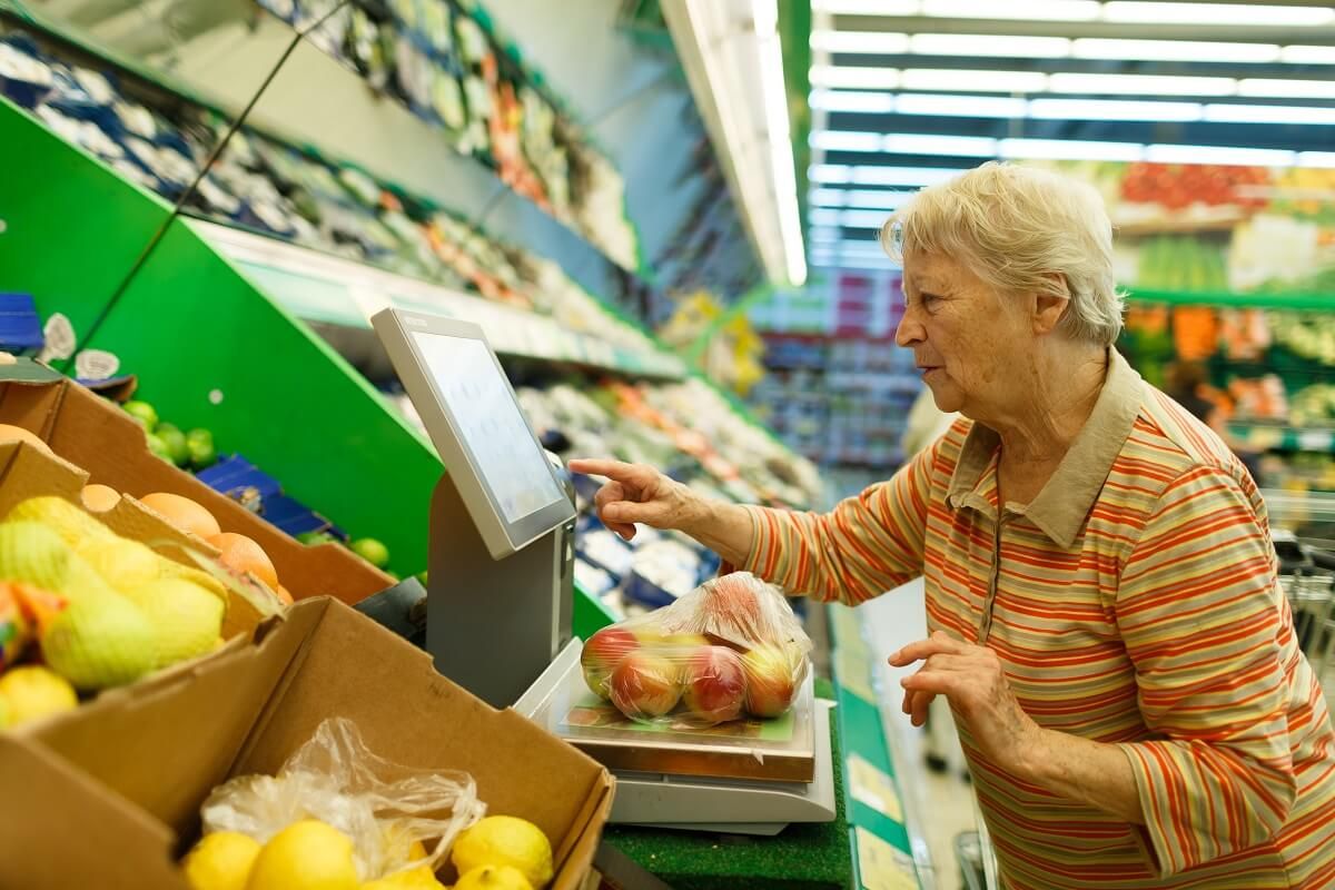 A 65 év felettiek jóval olcsóbban vehetnek zöldséget, gyümölcsöt, illetve bizonyos tésztákat (Fotó: Shutterstock)