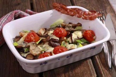 Az egész salátát hőálló edénybe téve a sütőben meg is süthetjük. 