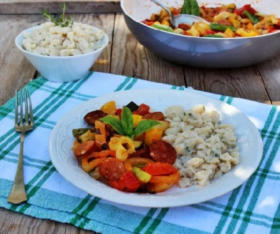 Kolbászos-bazsalikomos lecsó kakukkfüves galuskával recept