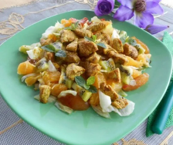 Kurkumás csirkemell mojíto ízű gyümölcssalátával recept
