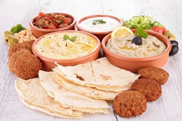 Hummuszból, salátákból, mártogatósokból, kenyérből és számos finomságból áll a gazdag mezze