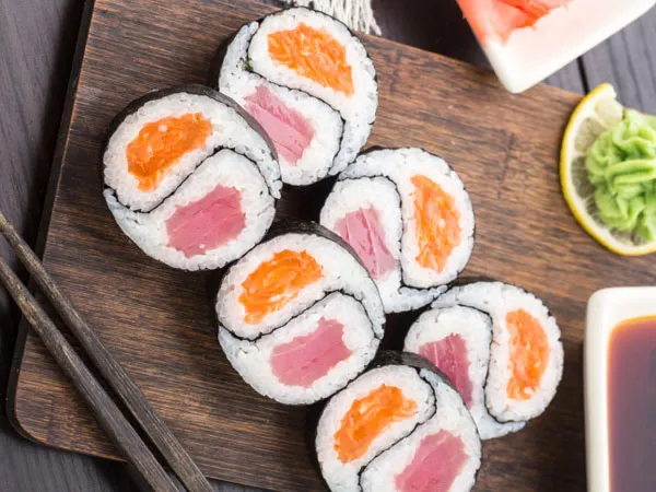 A japán sushi azért jó választás, mert halat és rizst is tartalmaz, így megtartja az egyensúlyt.