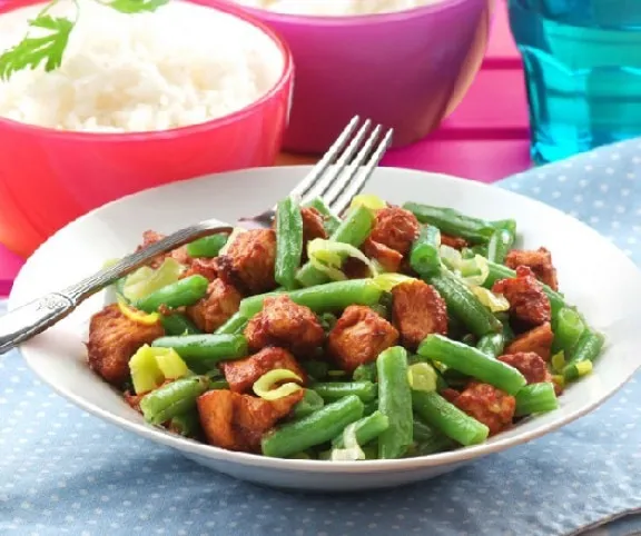 Mézes csirkemellcsíkok, pirított zöldbabbal recept