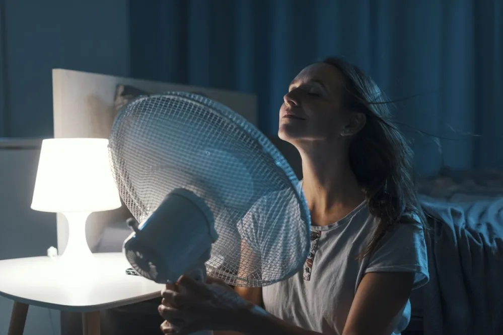 A huzamosabb ideig a mellkasunk felé irányított ventilátor megfázást, de akár még mellhártya- vagy tüdőgyulladás is okozhat (Fotó: Shutterstock)