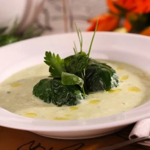 Zöldfűszeres krémleves levelibékával  recept