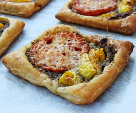 Paradicsomos-pesztós mini pite recept