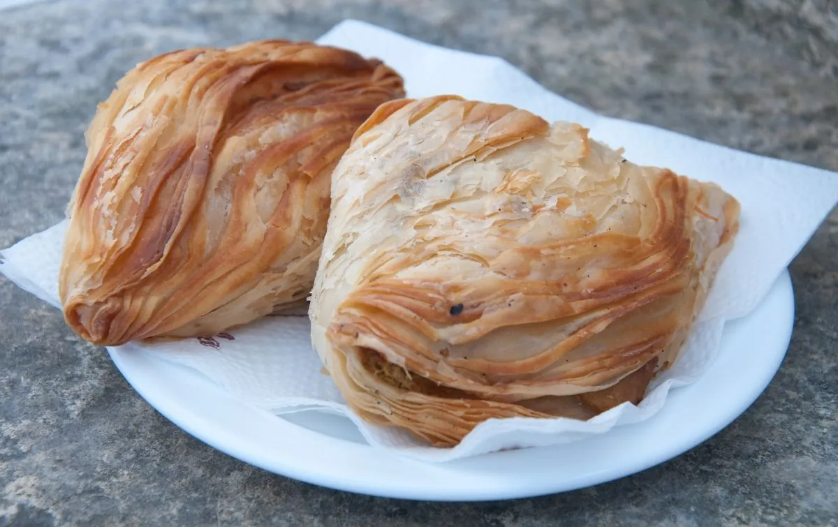 A pastizzi pikáns túróval töltött tészta, amely tökéletes választás egy kis pohár bor mellé 