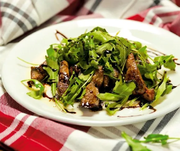 Pirított máj lila hagymával, rukkolával recept