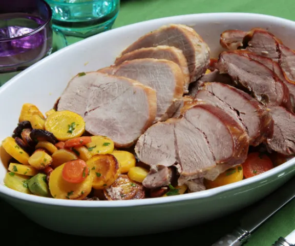Borjú- és disznópecsenye színes, sült zöldségekkel recept