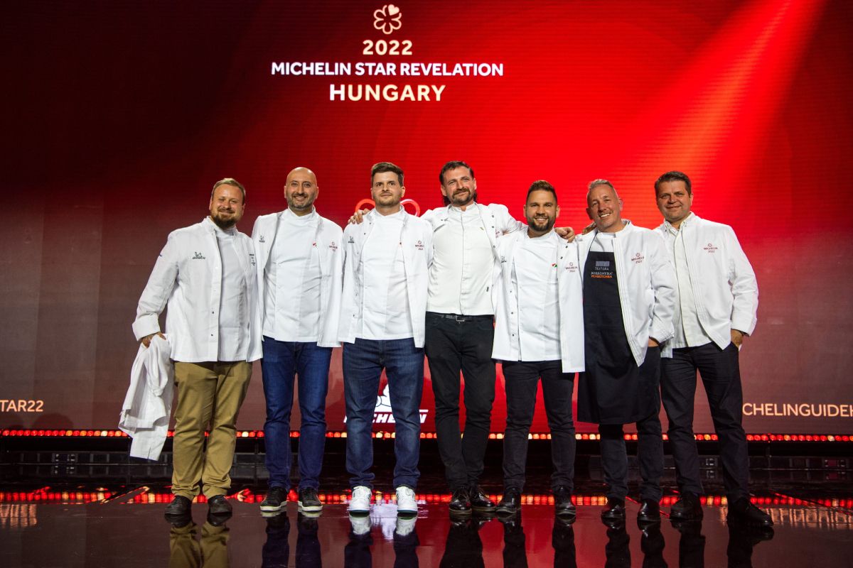 Az egy Michelin-csillagot kapott Tóth Szilárd, a Salt, Tiago Sabarigo, az Essencia, Koppány Levente, a Costes, Kaszás Kornél, a Bábel, Rácz Jenő, a Rumour, Sárközi Ákos, a Borkonyha és Barna Ádám, a 42 étterem séfje a Magyar Turisztikai Ügynökség Michelin Guide magyarországi díjkiosztóján Budapesten, a Millenárison 2022. október 3-án.