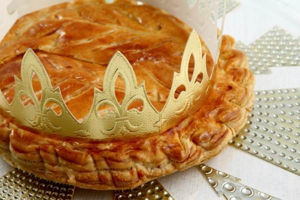 Galette des rois, a franciák királyi pitéje a hozzá járó koronával