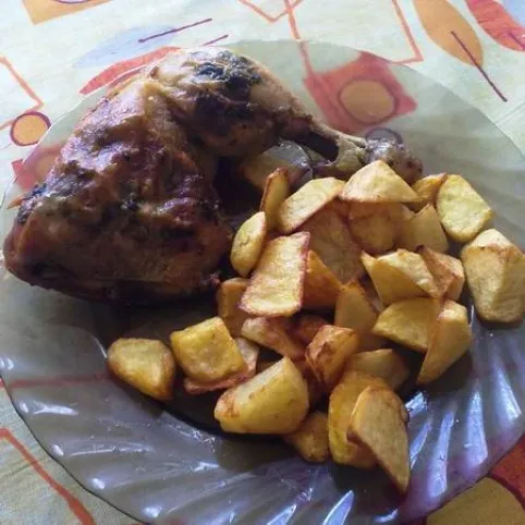 Medvehagymás fűszervajjal töltött csirkecomb recept