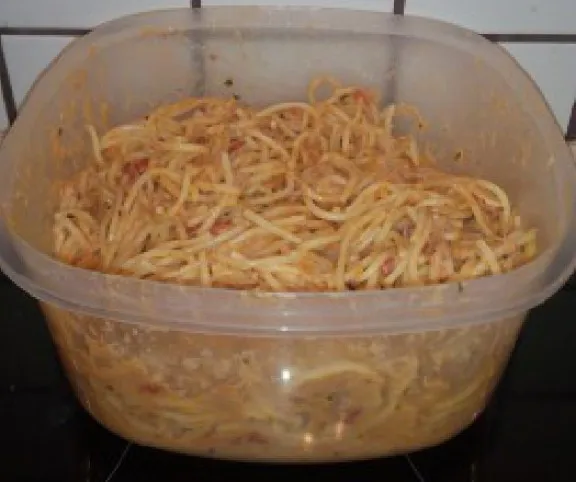 Tonhalas tészta paradicsommal és tejszínnel recept