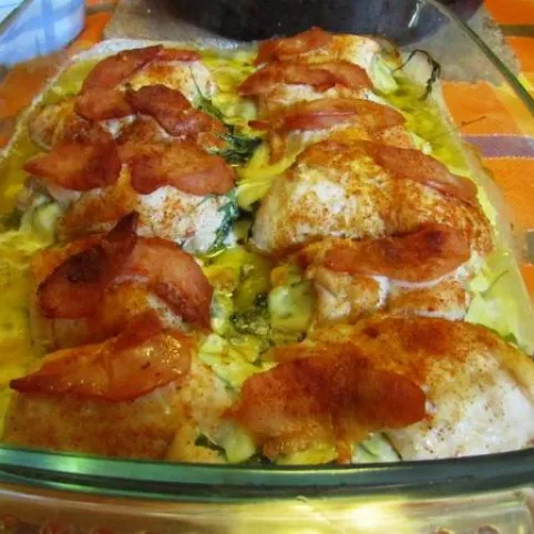 Rukkolával töltött göngyölt csirkemell recept