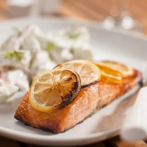 Lazac tejfölös uborkával recept