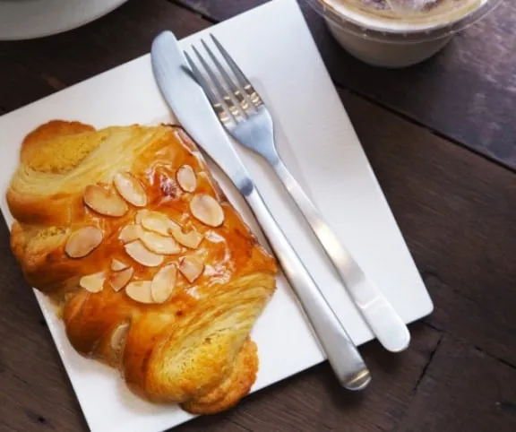 Mandulás-írós croissant reggelire recept