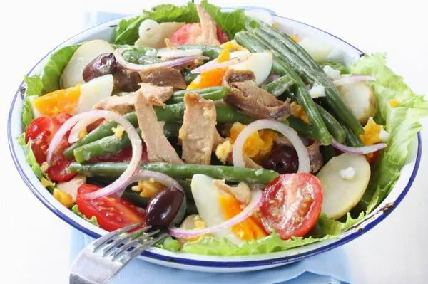 Salade niçoise, vagyis nizzai saláta - igazi mediterrán étel dél-francia tengerpartról