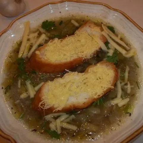 Fehérboros francia hagymaleves sajtos croissant-nal recept