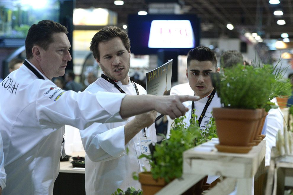 Széll Tamás, a Bocuse d'Or nemzetközi séfverseny magyar résztvevője (k), valamint felkészítője, Vomberg Frigyes (b) és segítője, Szabó Kevin (j) 2016. május 9-én a Hungexpo Budapesti Vásárközpontban, ahol a versenyzők megvásárolják az alapanyagokat a versenyhez