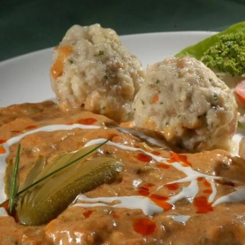 Tejfölös szelet zsemlegombóccal recept