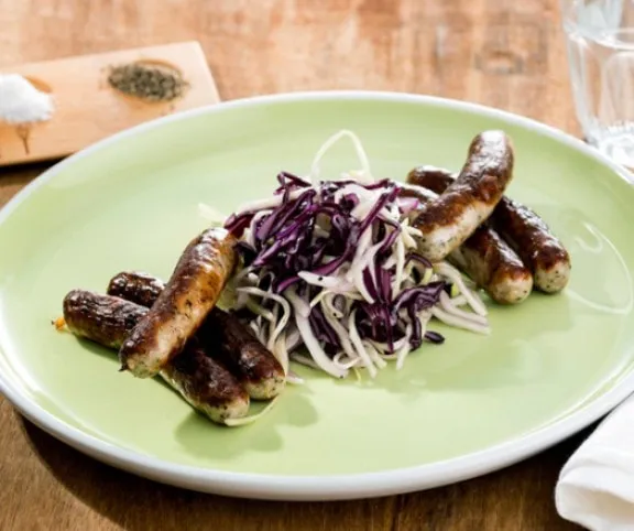 Nürnbergi grillkolbász káposztasalátával recept