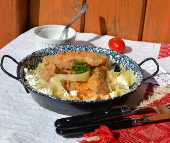 Hagyományos harcsapaprikás túróscsúszával recept