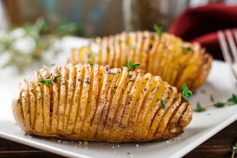 Ropogós sült krumpli (Hasselback burgonya)