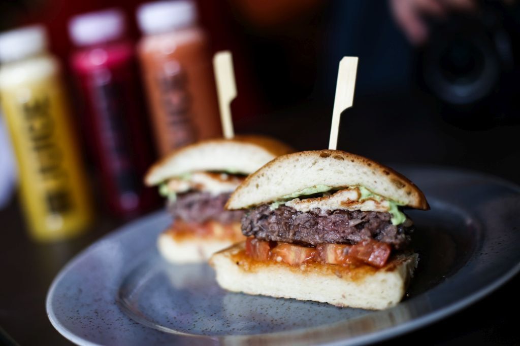 Kenderesi Tamás nyitotta meg és avatta fel a Zing Burger legújabb, Nádor utcai éttermét, wagyu marha