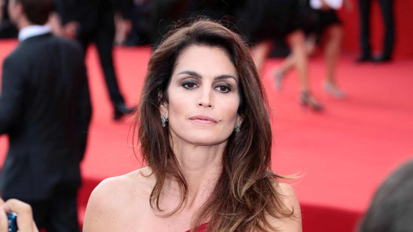 Cindy Crawford dögös alakjának titkai – ezektől van még ma is bomba formában