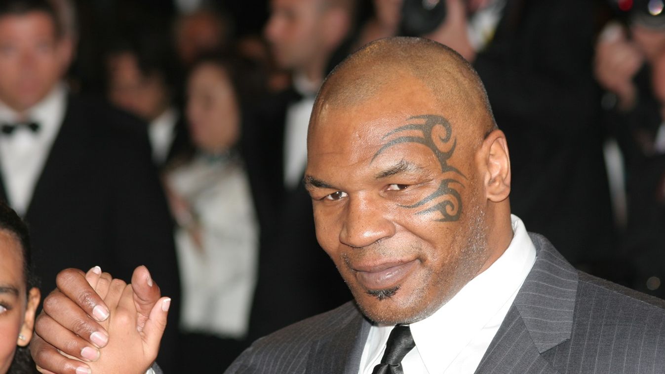 Ellenfele leharapott füléből készített cukorkát Mike Tyson - Fotó