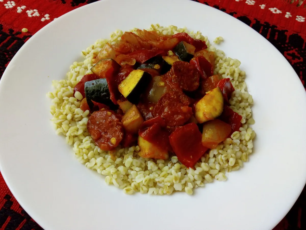 Cukkinis lecsó bulgurral recept