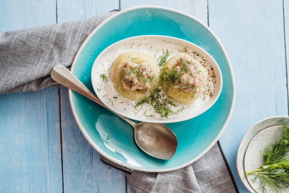 Töltött karalábé fokhagymás joghurttal recept