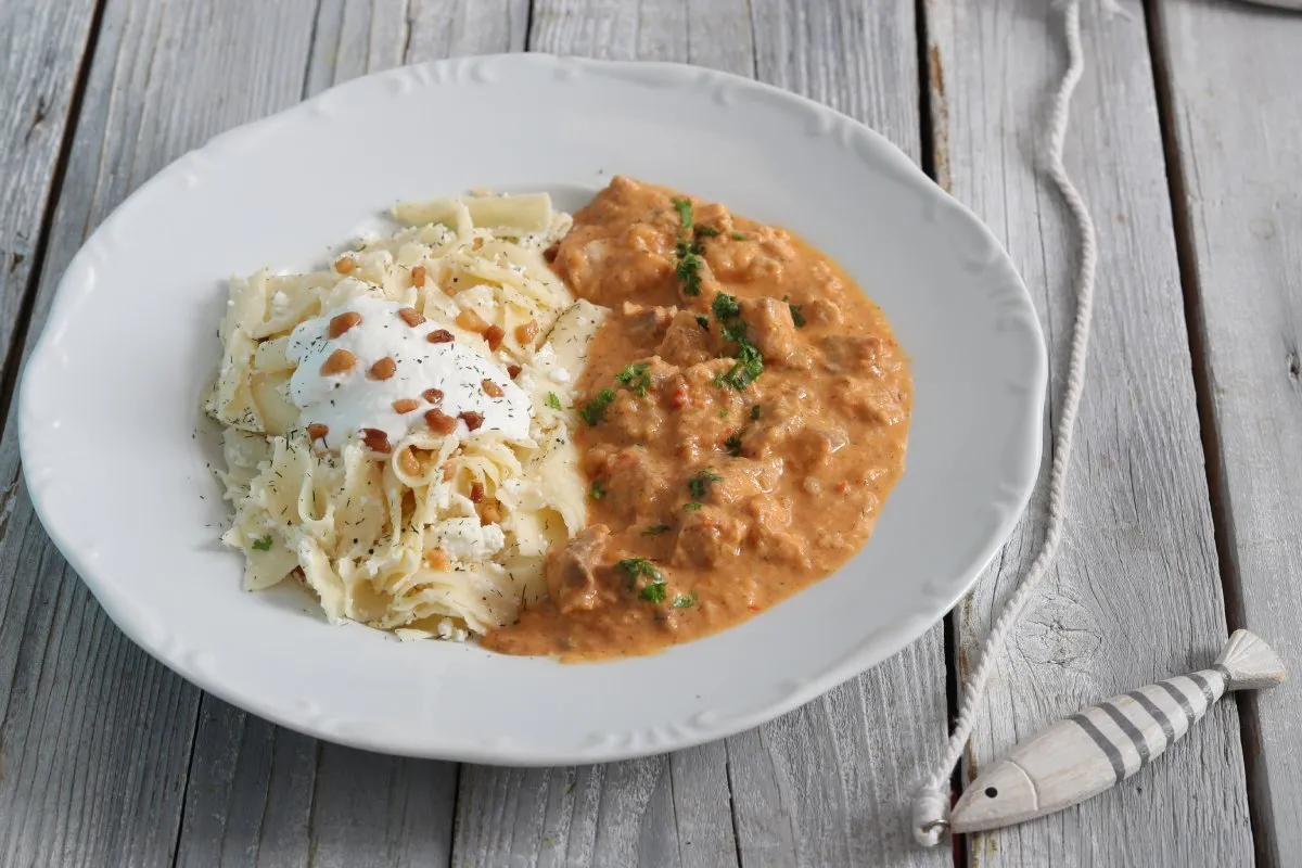 Harcsapaprikás túrós csuszával recept
