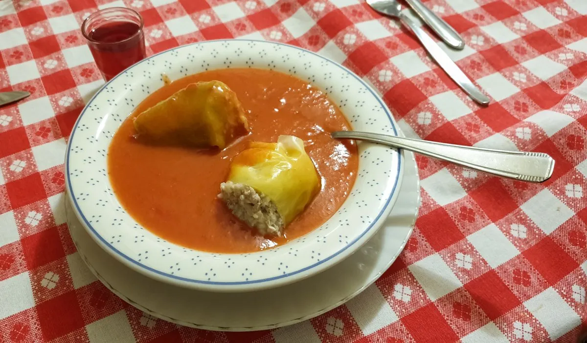 Töltött paprika paradicsommártásban recept