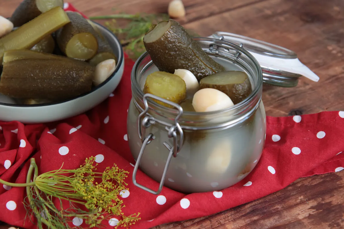 Kovászos uborka fokhagymával és kaporral recept