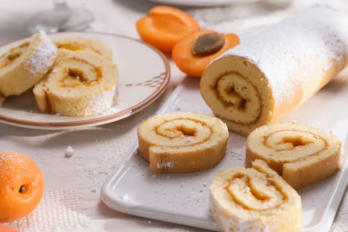 Sárgabaracklekváros piskótatekercs  recept