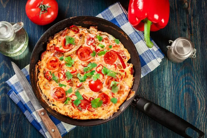 Kolbászos-lecsós omlett recept