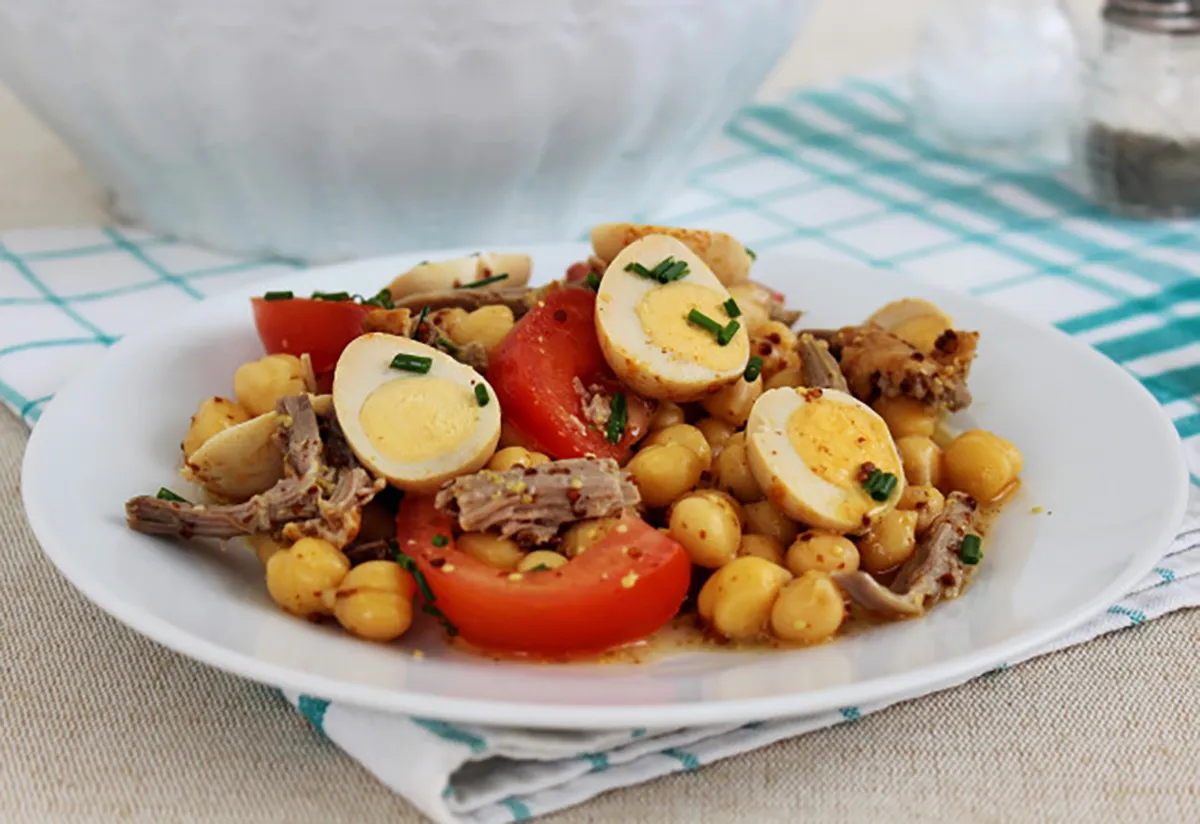 Csicseriborsó-saláta maradék sült hússal recept