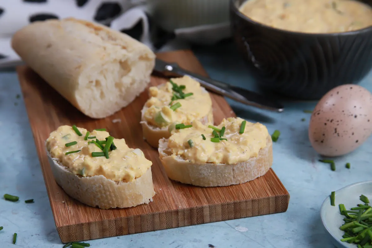 Tojássaláta snidlinggel és újhagymával recept