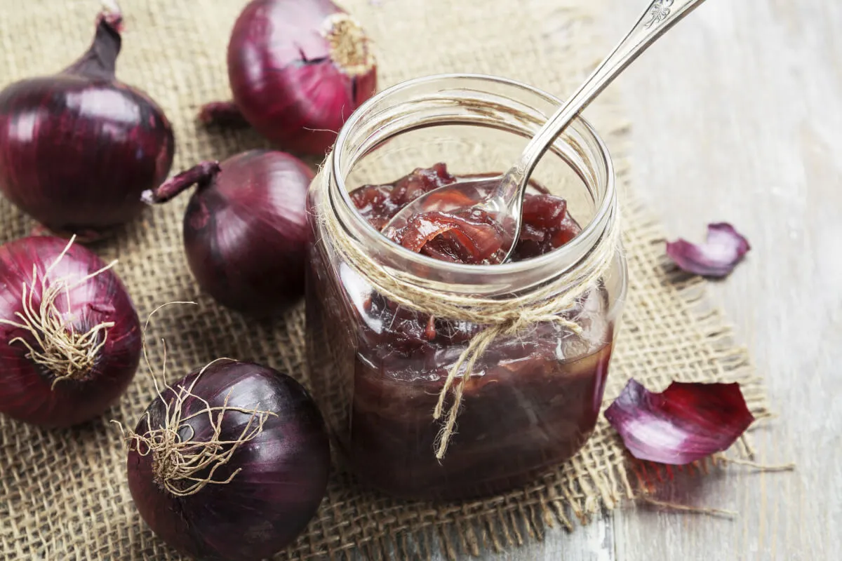 Vörösboros lilahagymalekvár húsokhoz recept